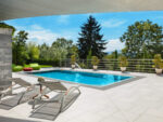 bild eines swingingpools auf einer schön gestalteten terrasse